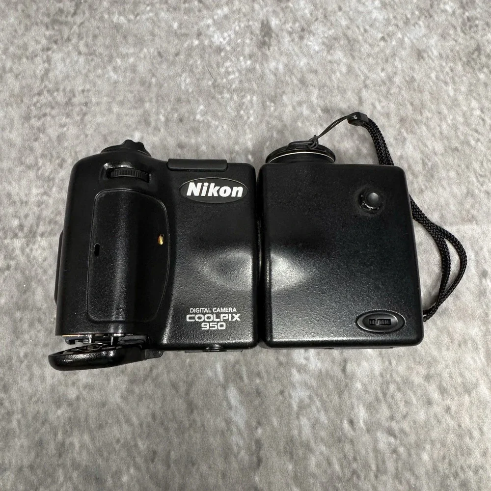 Nikon Coolpix 950 Digital Camera Working With Broken Battery Door Missing Pad